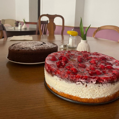 Unsere Himbeertorte im Vordergrund, im Hintergrund Schokoladenkuchen
