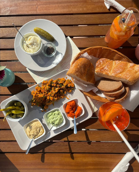 Frisch zubereitete Mediterane Platte nach Art unseres Hauses